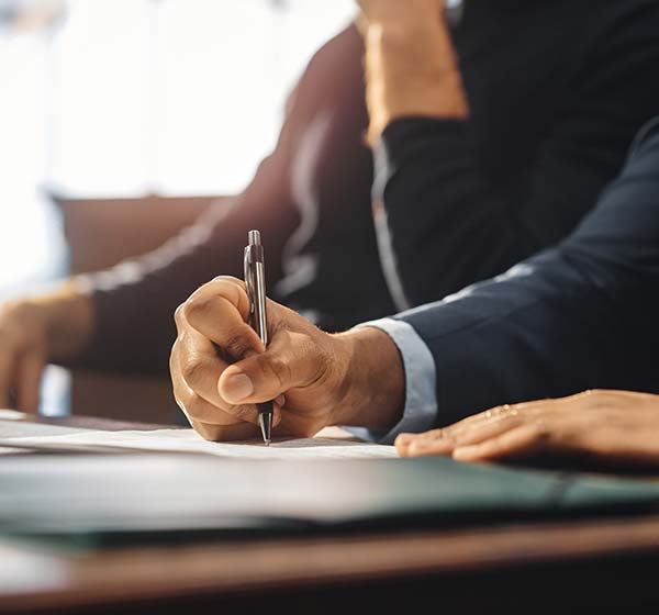 Un homme signant un document